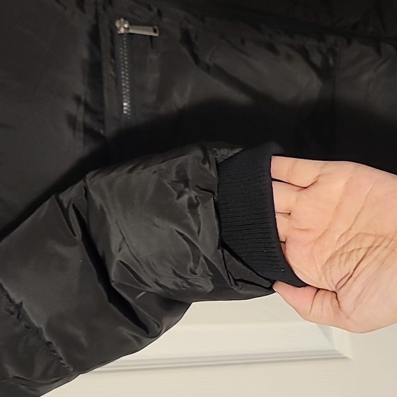 BCBG hooded puffer winter coat, with super soft sherpa style material inside. - Picture 4 of 14